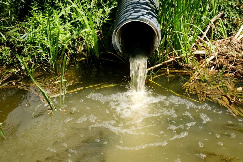 esgoto sendo lançado na rede pluvial